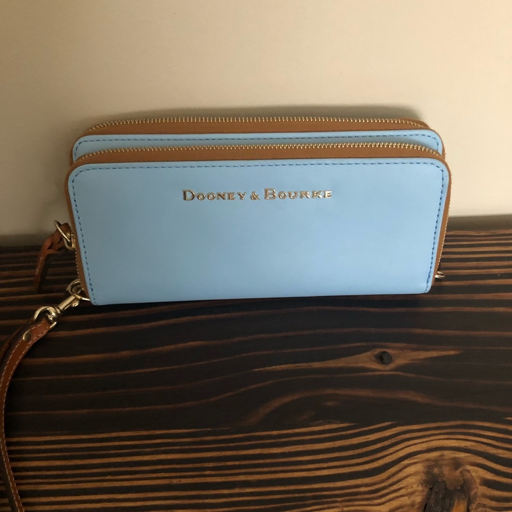 🌸Dooney & Bourke City Double ZIP Wallet Wristlet